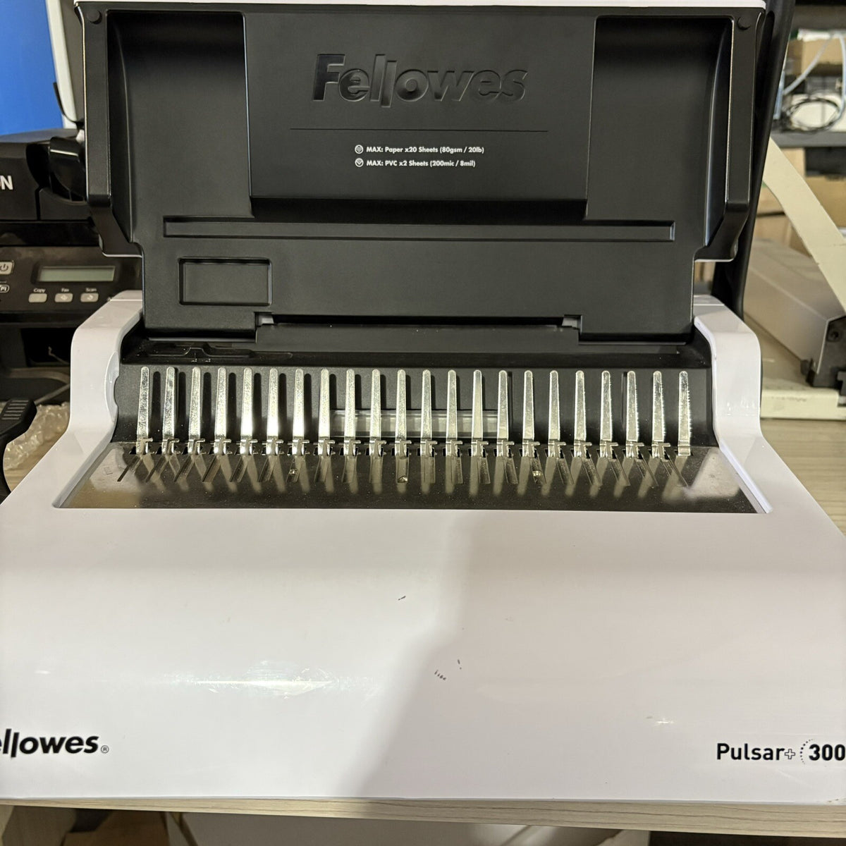 Perforelieuse Fellowes - Pulsar+ 300. Machine à relier manuelle par peigne
