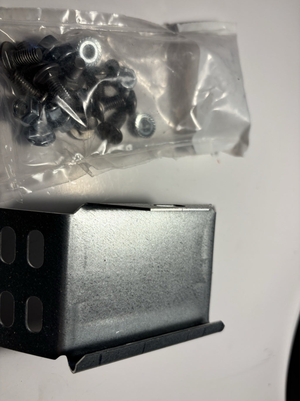 Coude de chemin de câbles 90° OBO Bettermann RB 90 620 FS + visserie (Neuf)