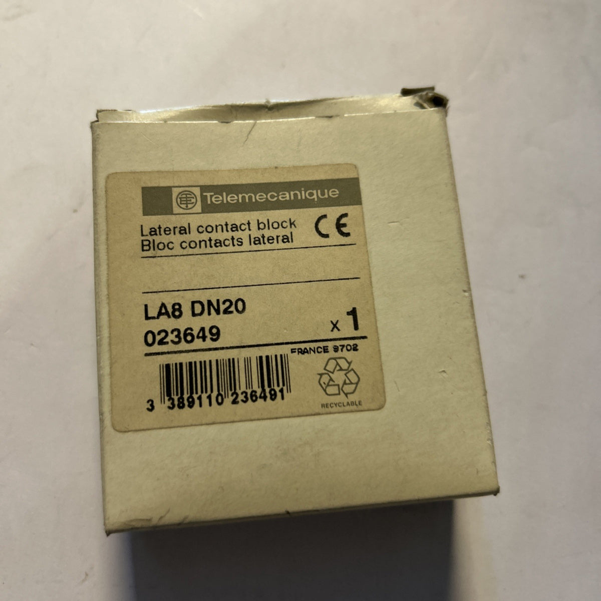 auxiliary contact block - 2 NO + 0 NC - screw-clamps terminals