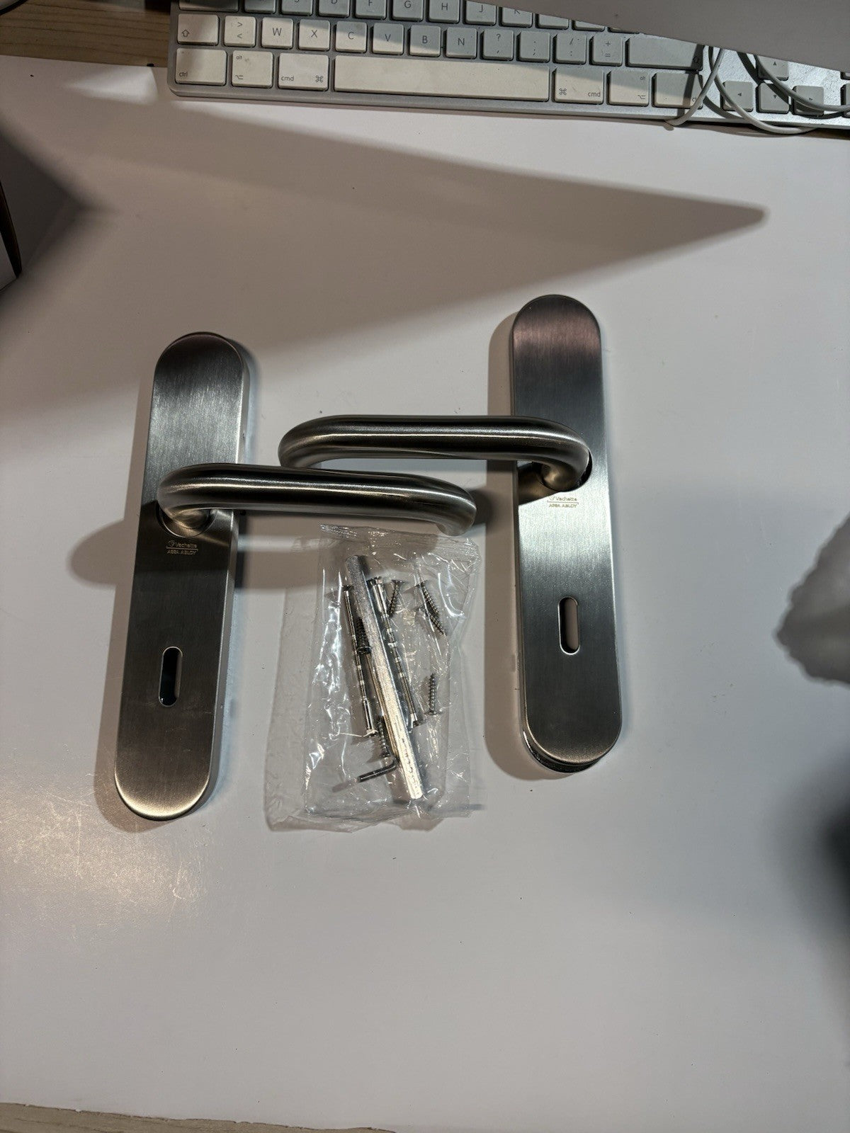 Poignée Sur Plaque Inox Brossé Linox 492 Assa Abloy Avec Trou Pour Clé