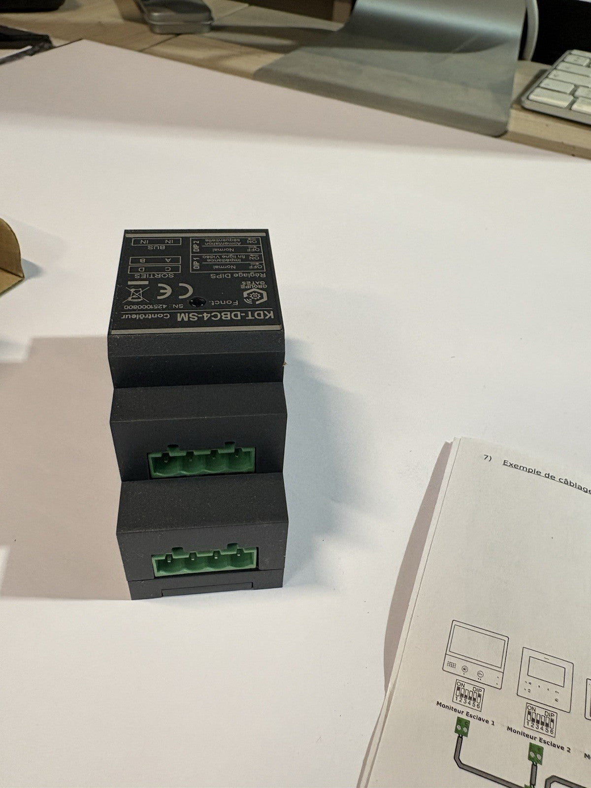 Kdt-dbc4sm Controleur distributeur de bus 4 platines ou4 moniteurs installation
