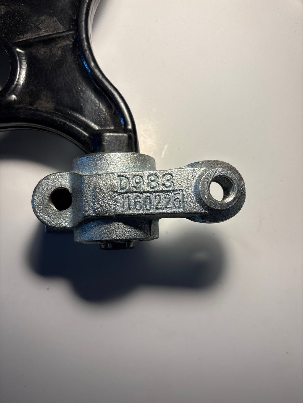 Triangle de suspension avant droit R (côté passager)