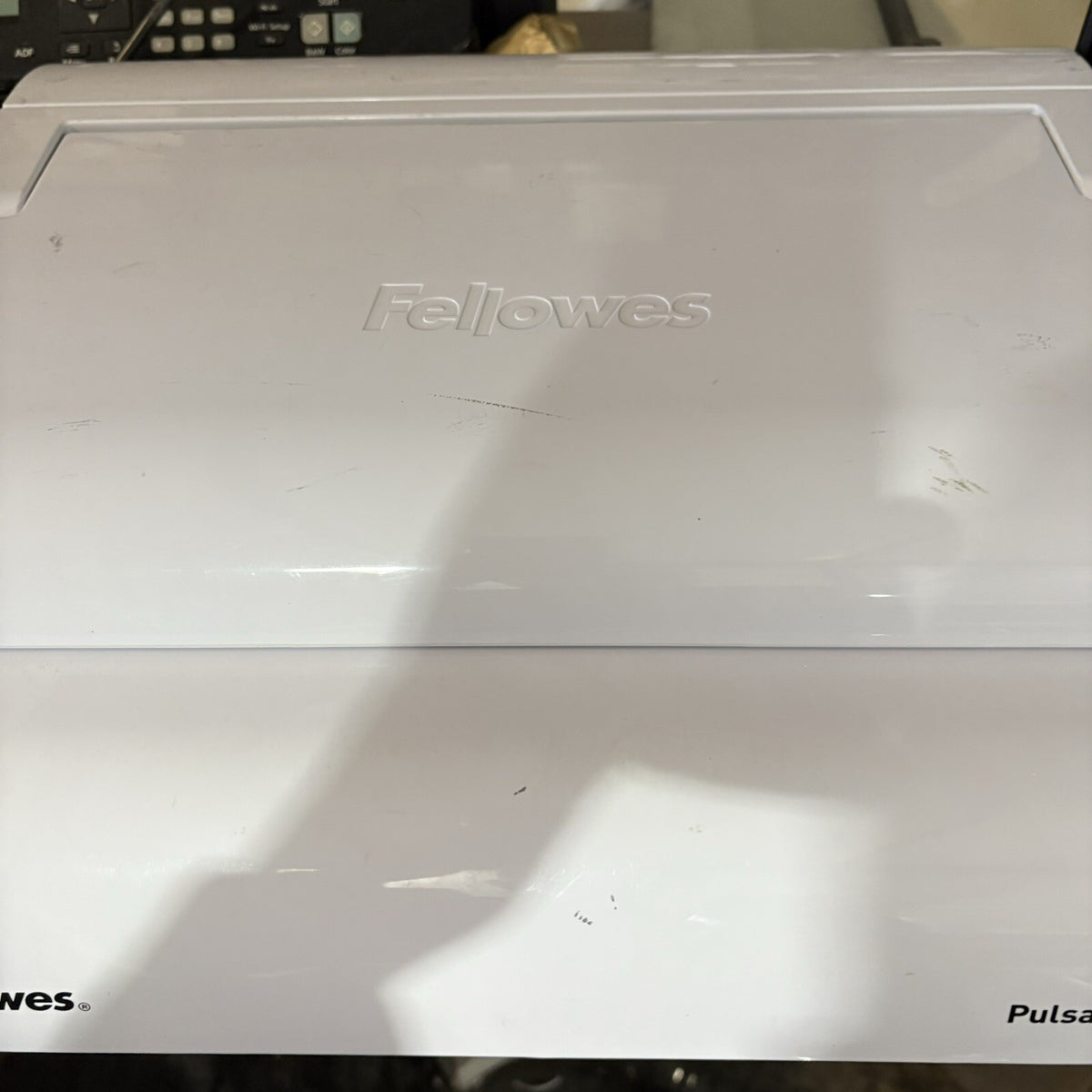 Perforelieuse Fellowes - Pulsar+ 300. Machine à relier manuelle par peigne