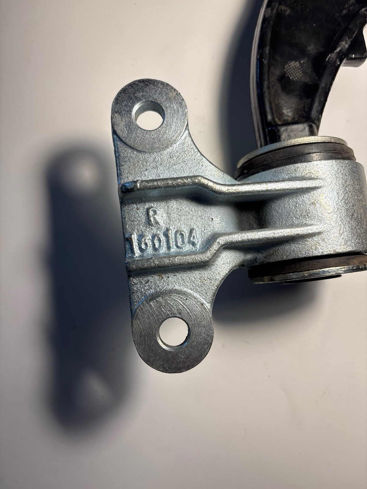 Triangle de suspension avant droit R (côté passager)