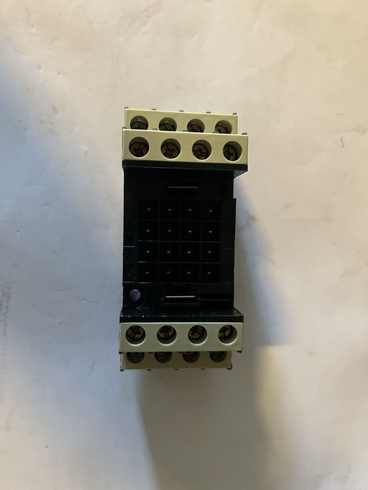 Relay RH - embase - cablage avant - raccordement par bornes à vis