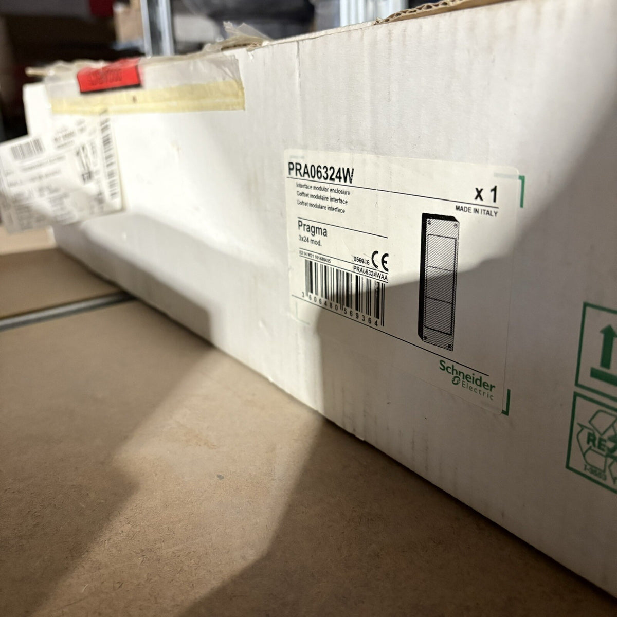 Pragma, coffret d'interface 3 rangées pour coffret 24 modules, plastron blanc