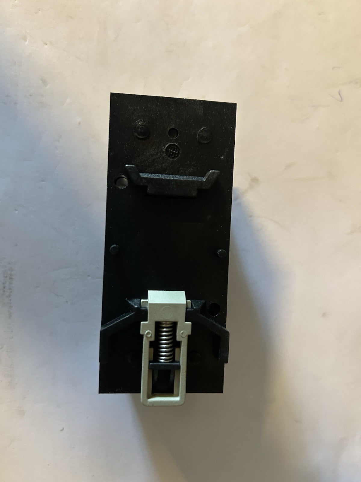 Relay RH - embase - cablage avant - raccordement par bornes à vis