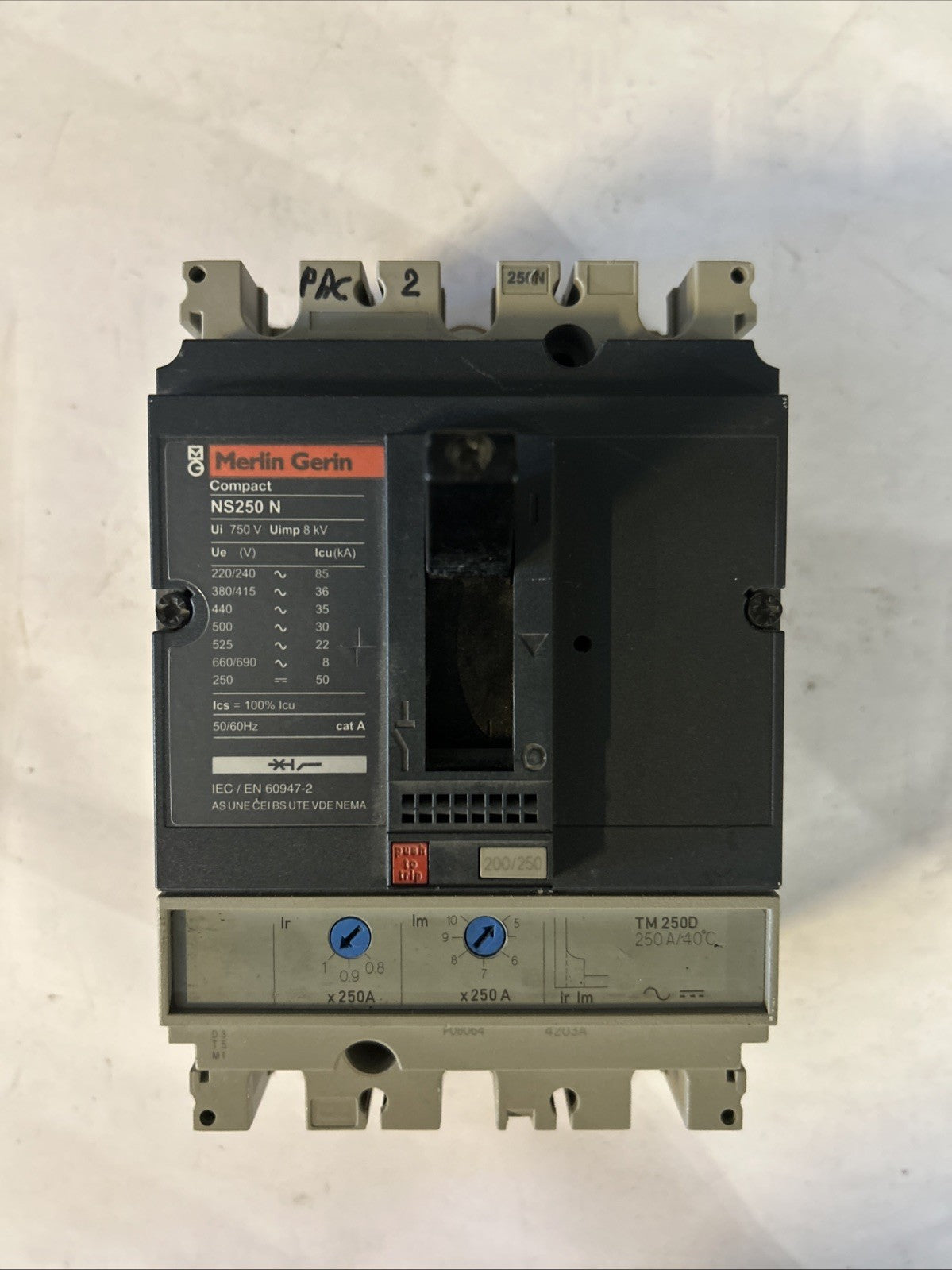 disjoncteur boîtier moulé industriel Compact NS250 N
