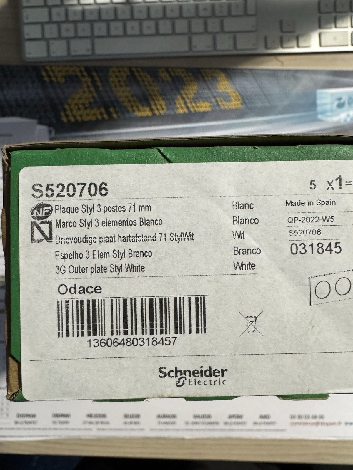 Odace Styl, plaque 3 postes Schneider 71mm Antibacterien