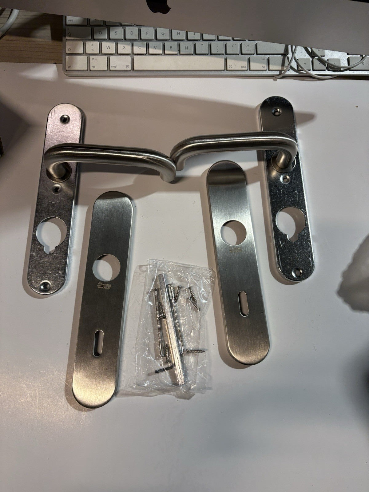 Poignée Sur Plaque Inox Brossé Linox 492 Assa Abloy Avec Trou Pour Clé