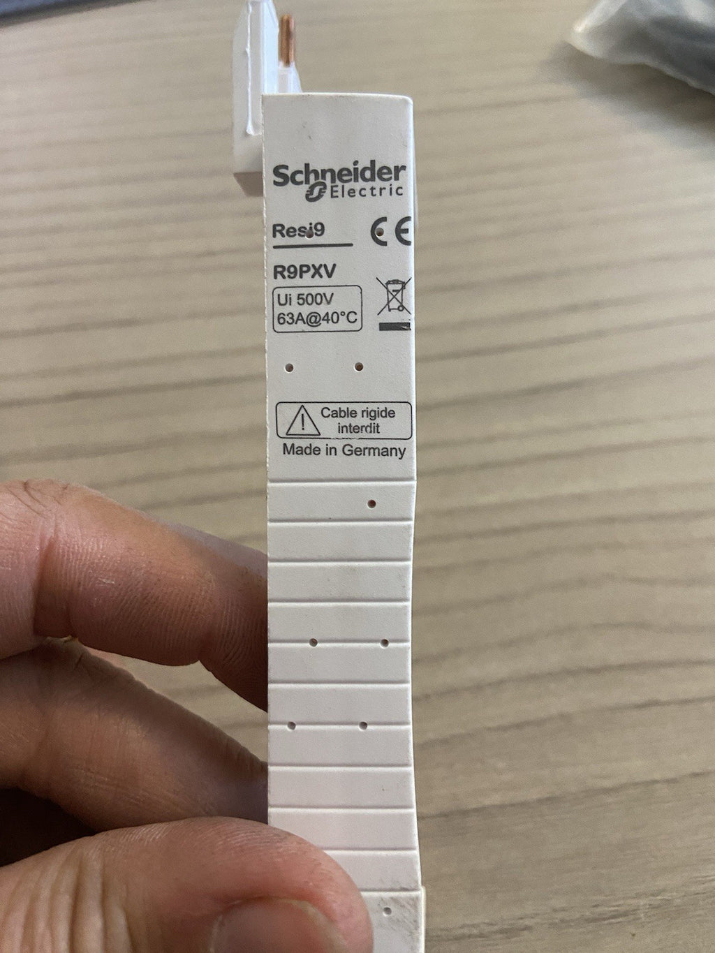 Schneider R9PXV Peigne Vertical pour ID 2P XP
